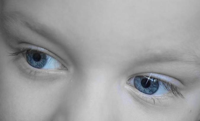 TV’den gözünü ayırmayan bebekte gelişim geriliği şüphesi