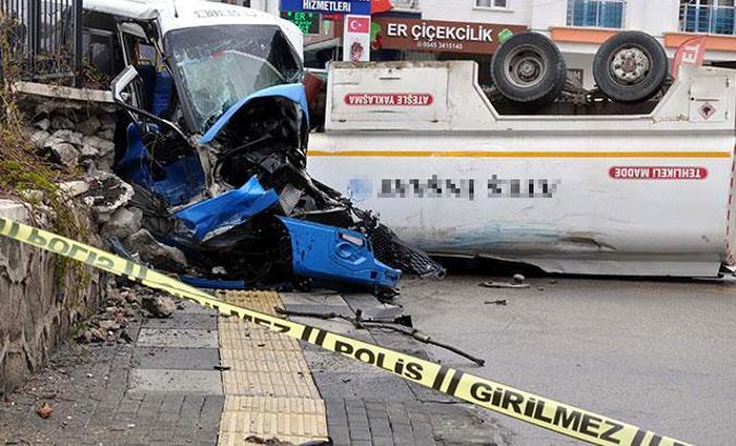 Freni boşalan tanker önce otomobile ardından minibüse çarptı