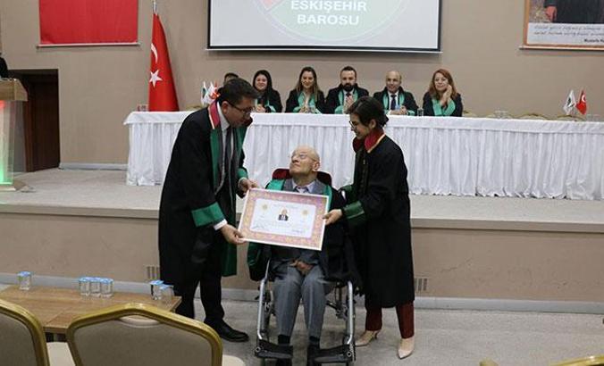 52 yaşında avukat oldu