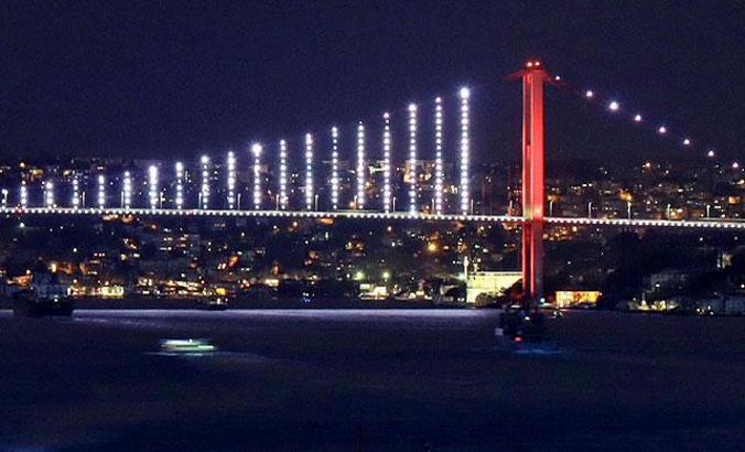 İngiliz savaş gemisi İstanbul Boğazı'ndan geçti