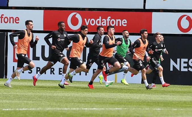 Beşiktaş'ta Quaresma ve Adriano takımla çalıştı