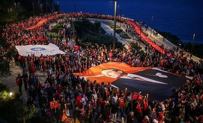 Antalya'da 23 Nisan fener alayı ile kutlandı