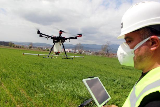 Geliştirdiği sistemle tarlalarda drone ile ilaçlama yapabiliyor