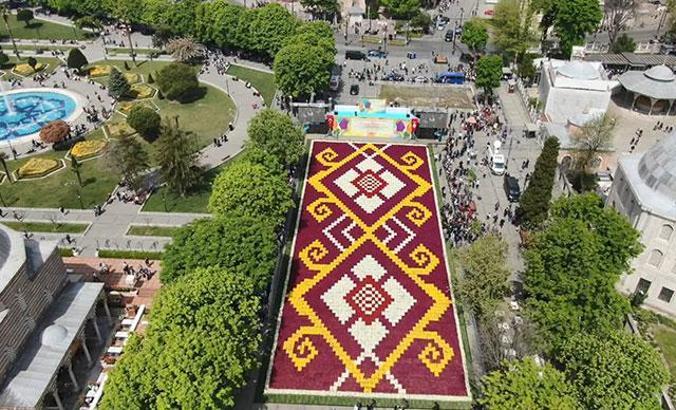 Sultanahmet'e 1460 metrekarelik lale halı
