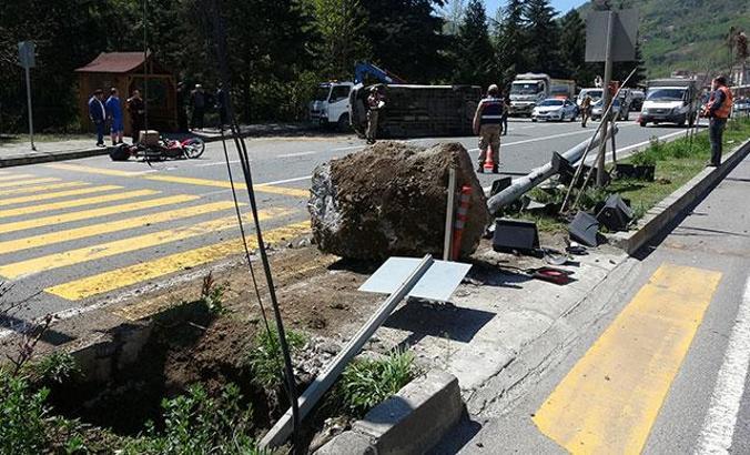 Motosiklet, sinyalizasyon direğine çarpıp devrilen minibüse çarptı: 2 yaralı