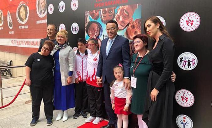 Kırmızı halıda engelliler, bürokratlar ve bakanlar yürüdü