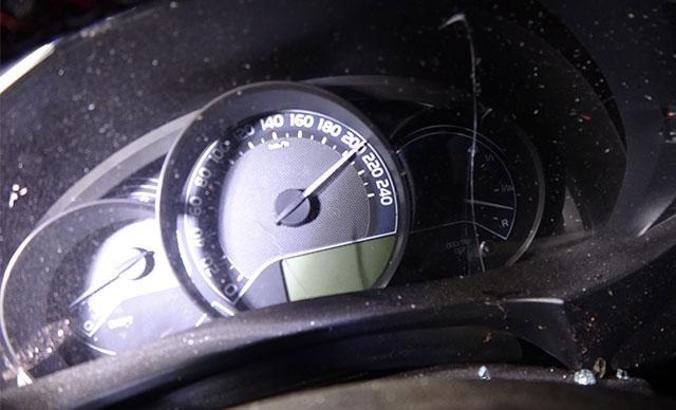 Otomobil TIR'a çarptı, hız ibresi 200'de kaldı