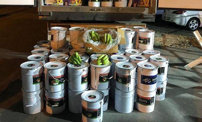 Muz yüklü kamyondan 2.3 ton kaçak nargile tütünü çıktı