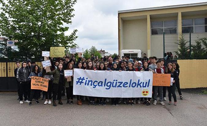 Öğrenciler, okul müdürlerinin değişmemesi için eylem yaptı