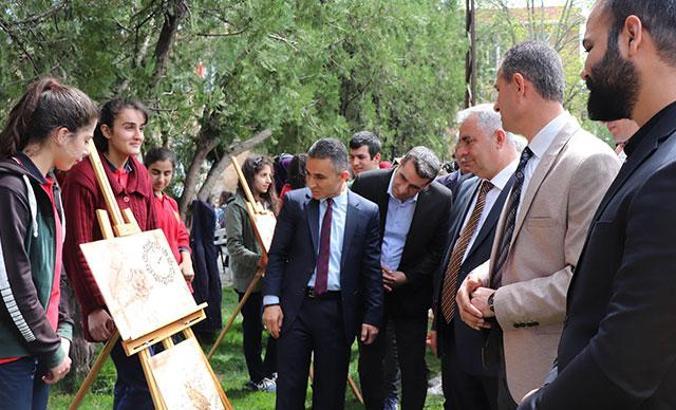 Midyatlı öğrencilerin 'Renklere Yolculuk' sergisi