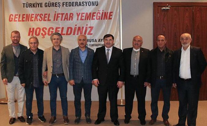 Spor basını Güreş Federasyonu'nun iftarında bir araya geldi