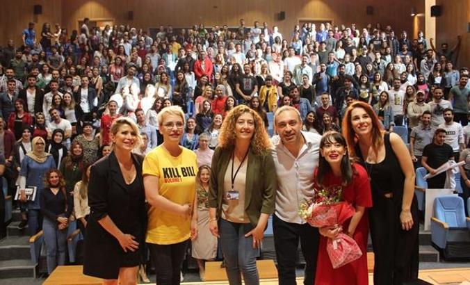 ‘Kadın Kafası’ oyuncuları ayakta alkışlandı