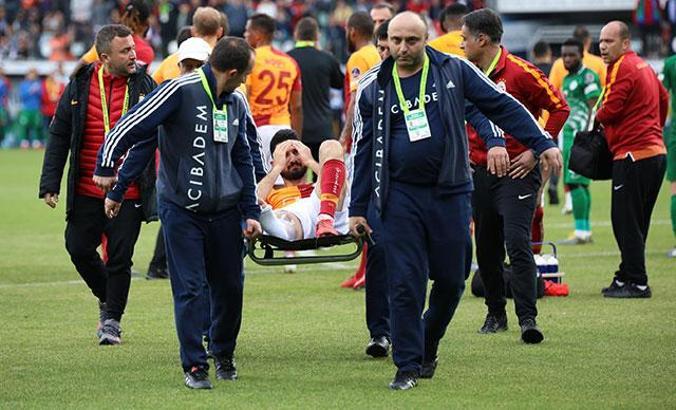 Galatasaray: Emre Akbaba başarılı bir operasyon geçirdi