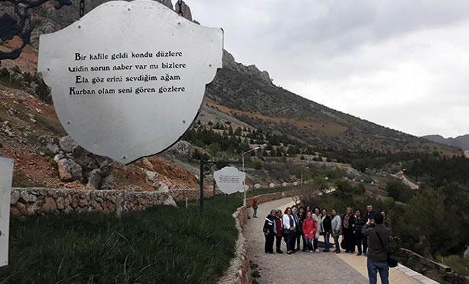Gurbete gidenlere hasret manileri, ilçedeki tabelalarda