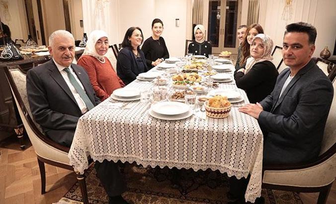 Binali Yıldırım, Yılmaz ailesini iftarda evinde misafir etti