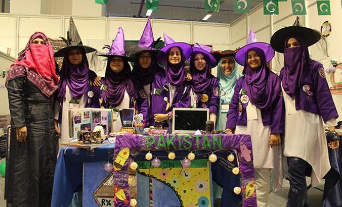 Pakistanlı kızlar, turnuvada cadı şapkaları ile mesaj verdi