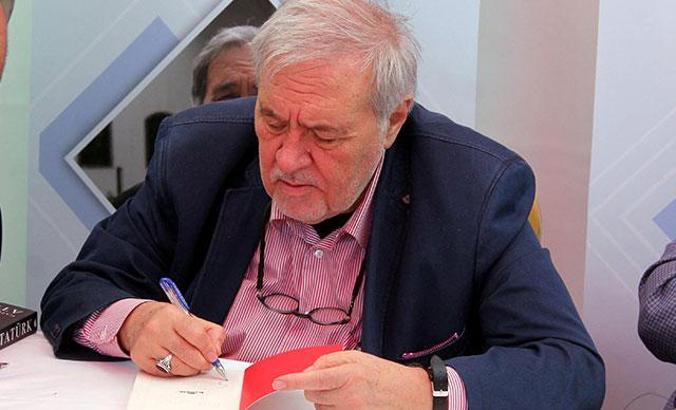 Ortaylı'ya kitap imzalatmak isteyenler kuyruk oluşturdu