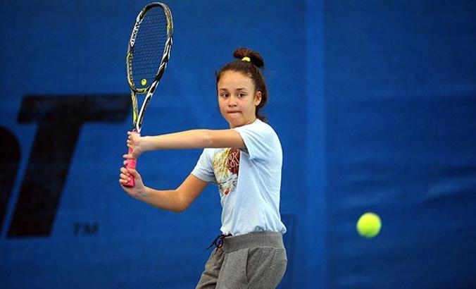 12 yaşındaki raket hayallerine tenis ile uzanıyor