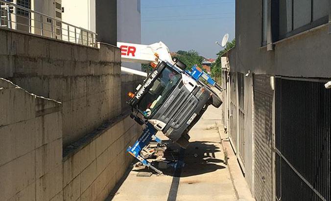 Otelin dış cephe temizliği sırasında sepetli vinç devrildi: 2 ölü