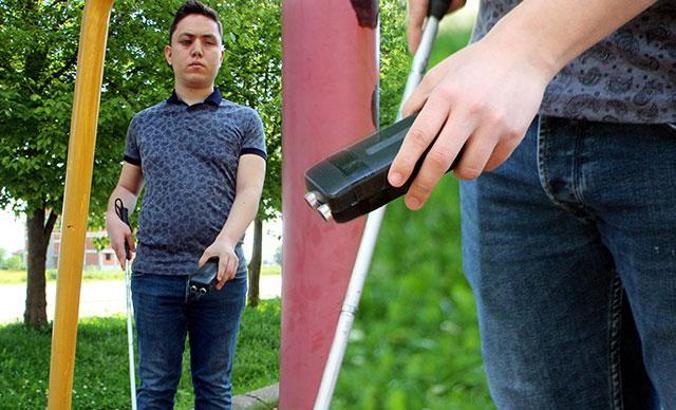 Görme engelli kuzeni için sensörlü cihaz üretti