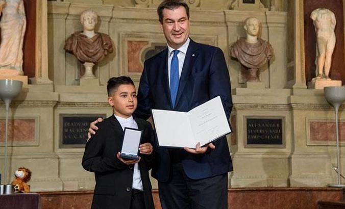 Kardeşini yanan araçtan kurtaran ‘Kahraman Kenan’a madalya