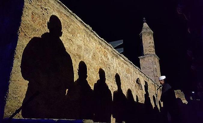 Kosova’da saldırıya uğrayan tarihi camide teravih namazı kılındı