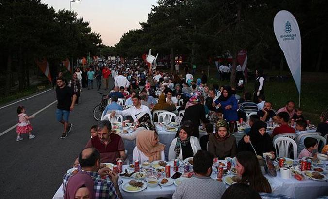 Başakşehir Belediyesi'nden mesire alanında 3 bin kişiye iftar