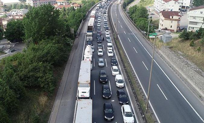 Tatil yolunda 10 kilometrelik araç kuyruğu