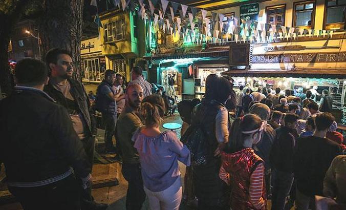 Bursa'nın özel lezzeti 'tahinli pide' için kuyruğa giriyorlar