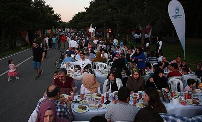 Başakşehir Belediyesi'nden mesire alanında 3 bin kişiye iftar