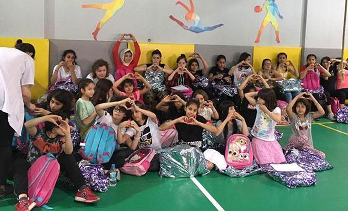 Ebru Yaşar'dan çocuklara bayram sürprizi