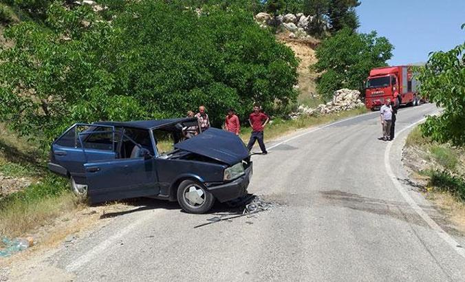 Otomobiller kafa kafaya çarpıştı: 13 yaralı