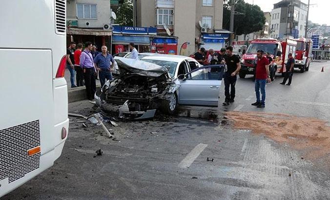 Direksiyon başında kalp krizi geçirdi, işçi servisine çarpıp, öldü