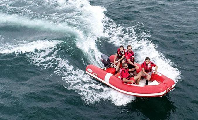 Gemlik açığında can pazarı; Sürüklenen teknedeki 8 kişi kurtarıldı, 1 ölü, 1 kayıp