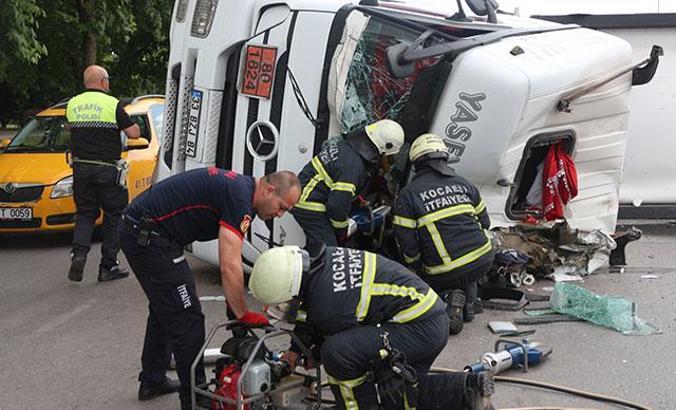 Asit yüklü tanker devrildi, sürücü yaralandı