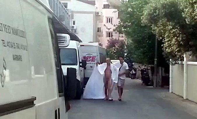 Sokakta çıplak dolaşan turist şaşkınlığı