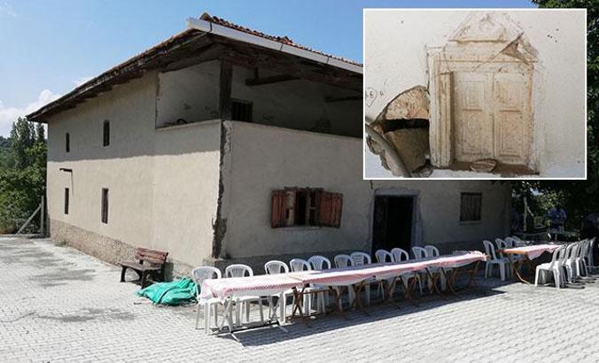 Bizans dönemine ait yapıların bulunduğu cami talan ediliyor