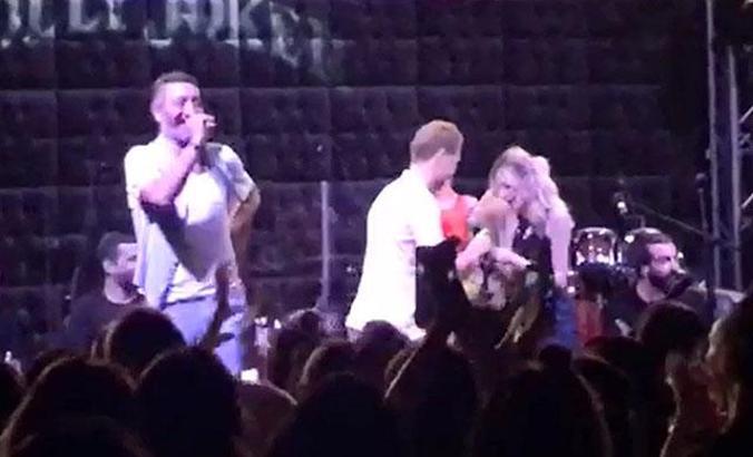 Sahnedeki evlenme teklifinden etkilenen Hakan Altun: Ben de evlenmek istiyorum