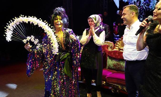 Bülent Ersoy'a sahnede doğum günü sürprizi