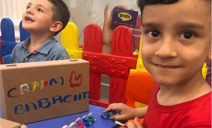 Çocuklar babaları için tavlaları renklendirdi