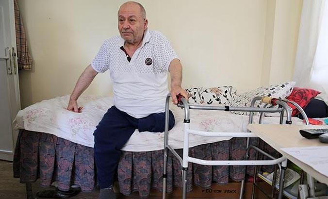 Ayak parmağının kesilmesini beklerken bacağından oldu