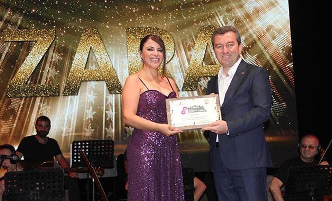 Zara, antik tiyatroda konser verdi