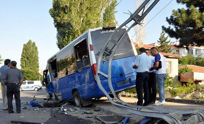 Ankara’da yolcu minibüsü ile otomobil çarpıştı: 7 yaralı