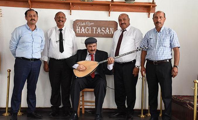 Halk ozanı Hacı Taşan'ın saz çalıp, türkü söyleyen heykeli yapıldı