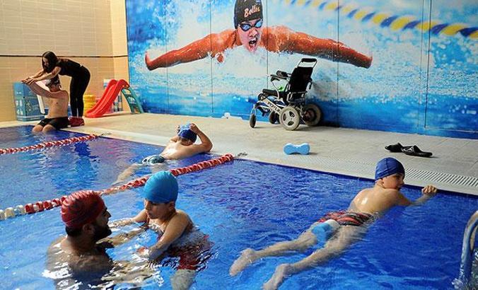Engelli çocukların havuzda yüzme hayalini gerçekleştiriyorlar