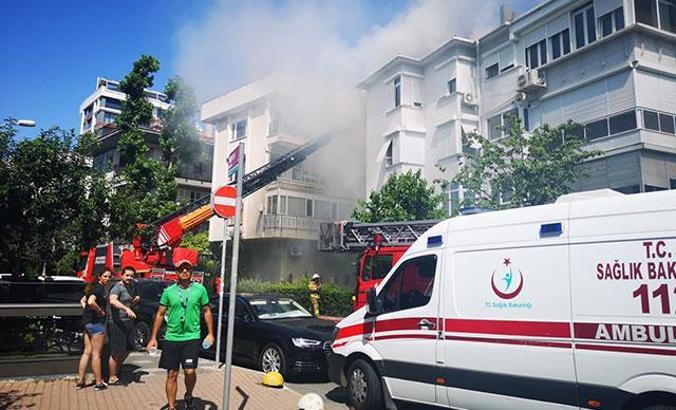 Kadıköy'de 4 katlı binanın en üst katında yangın