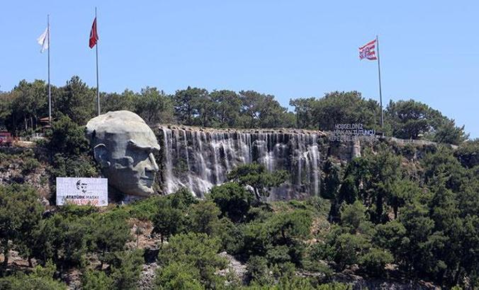 Kırık Atatürk maskı yenileniyor