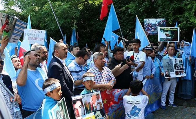 Çin Başkonsolosluğu önünde protesto