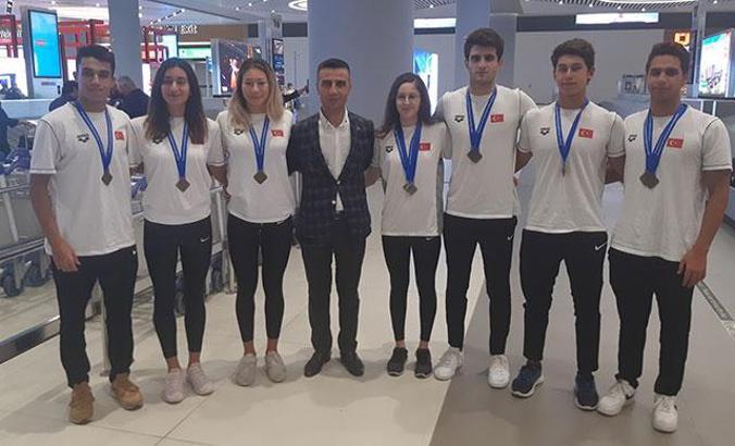 Genç milli yüzücüler yurda döndü