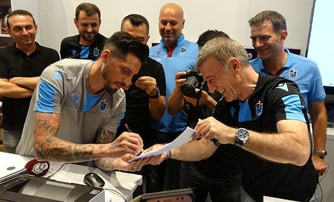 Ahmet Ağaoğlu önce taraftarlara, sonra futbolculara forma sattı